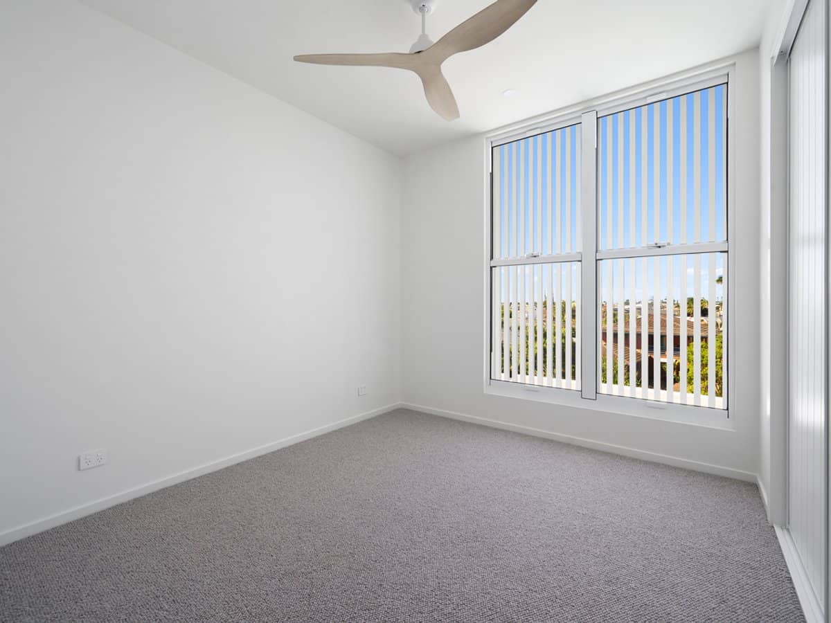 10-12 Jennifer Avenue, RUNAWAY BAY - Thumbnail 8