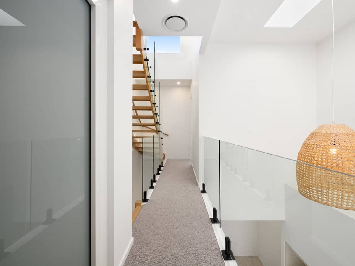 10-12 Jennifer Avenue, RUNAWAY BAY - Thumbnail 10