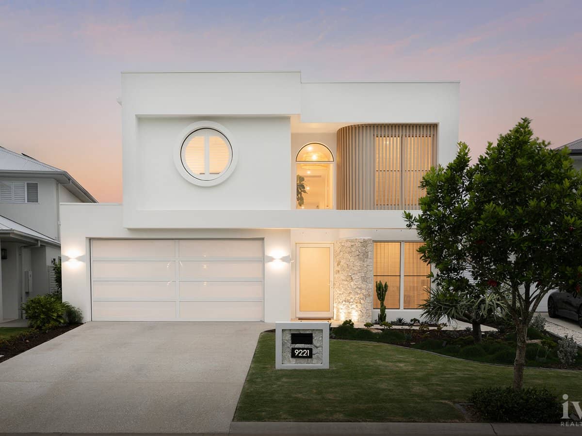 9221 Peter Senior Drive, Hope Island - Thumbnail 1