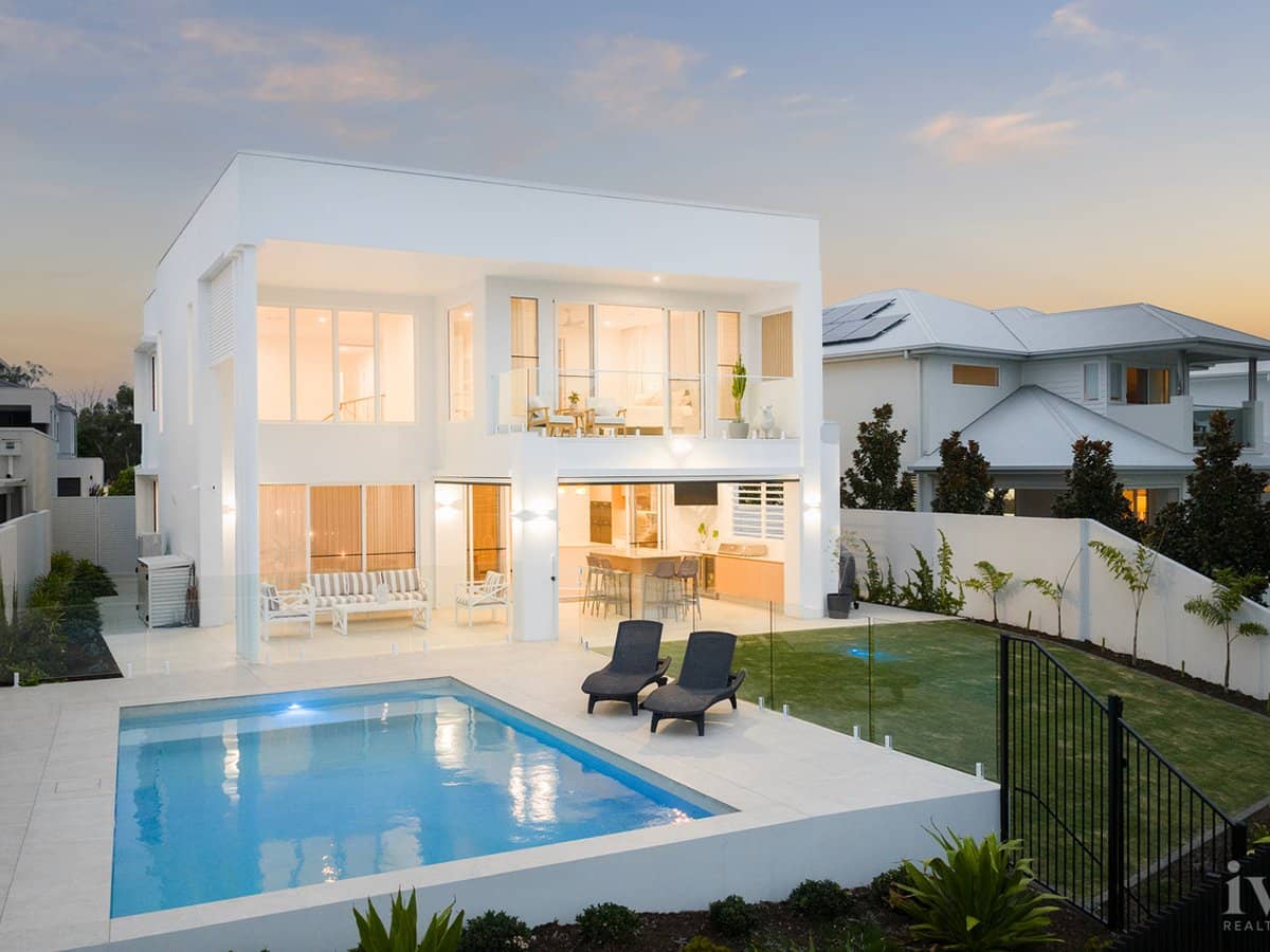 9221 Peter Senior Drive, Hope Island - Thumbnail 2