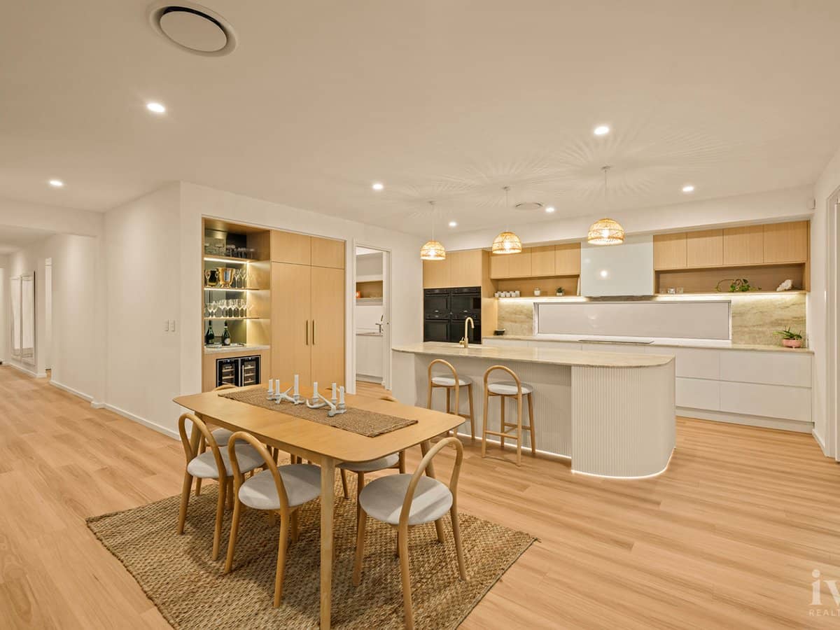 9221 Peter Senior Drive, Hope Island - Thumbnail 3