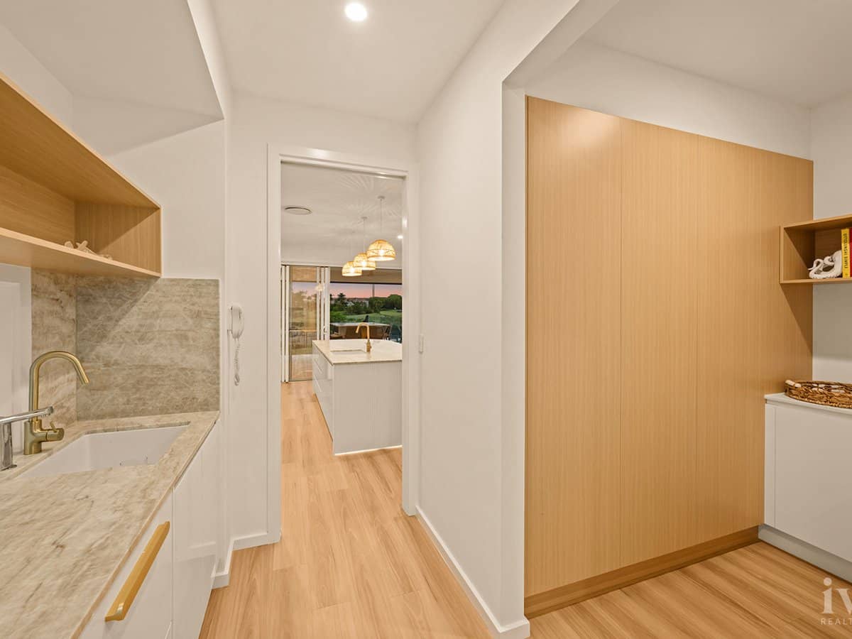 9221 Peter Senior Drive, Hope Island - Thumbnail 6