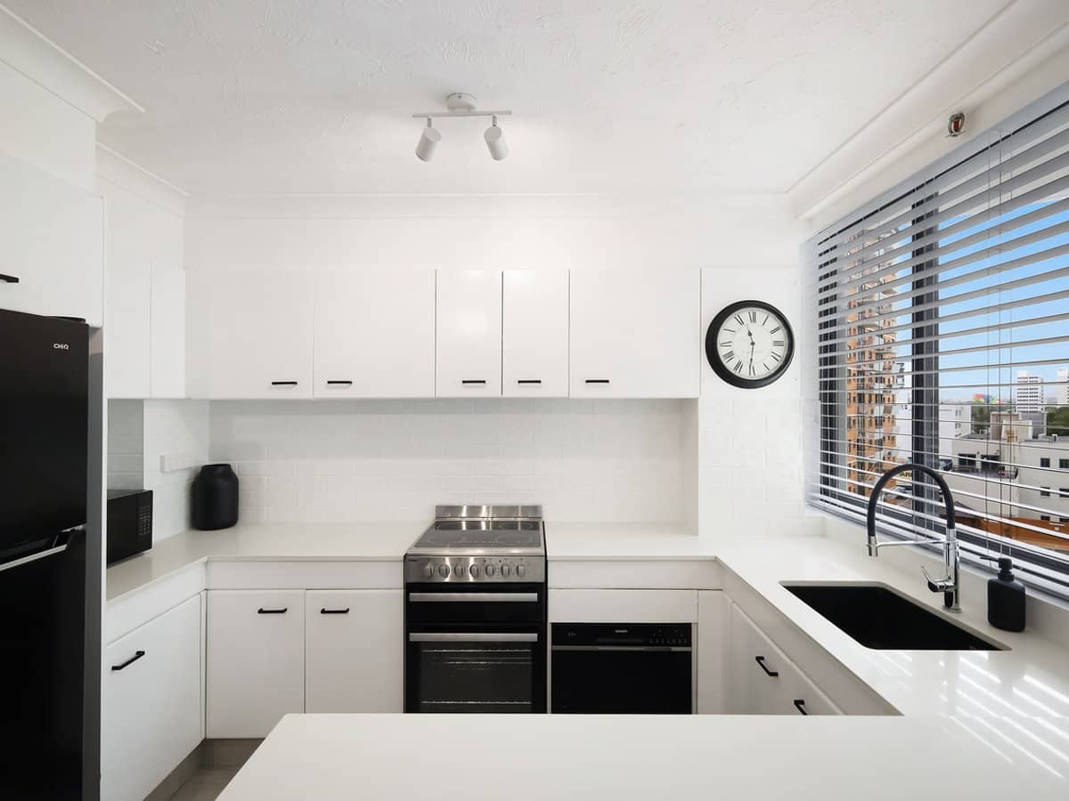 18 Hanlan Street, SURFERS PARADISE - Thumbnail 8