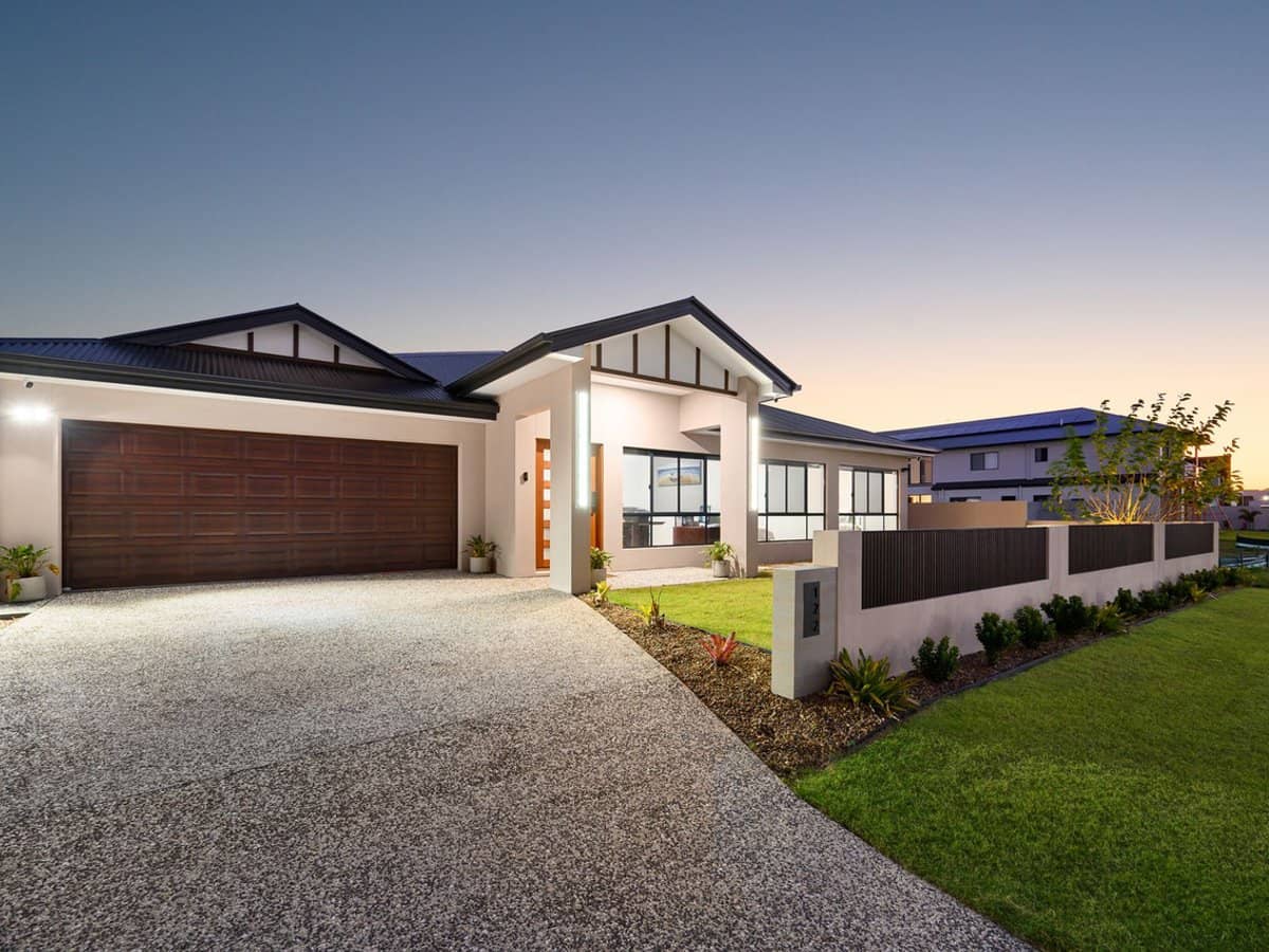 122 Paradise Parade, Jacobs Well - Thumbnail 1