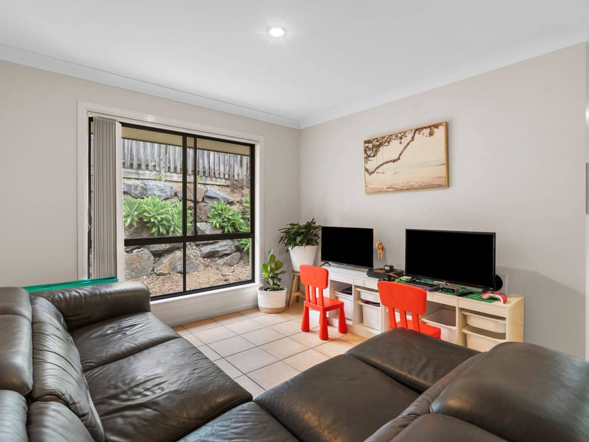 16 Huxley Court, PACIFIC PINES - Thumbnail 2