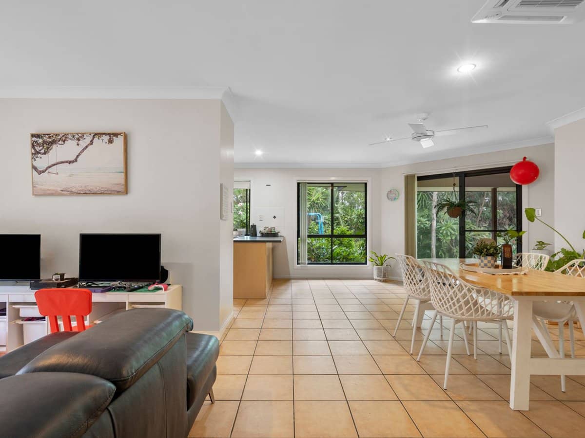 16 Huxley Court, PACIFIC PINES - Thumbnail 3