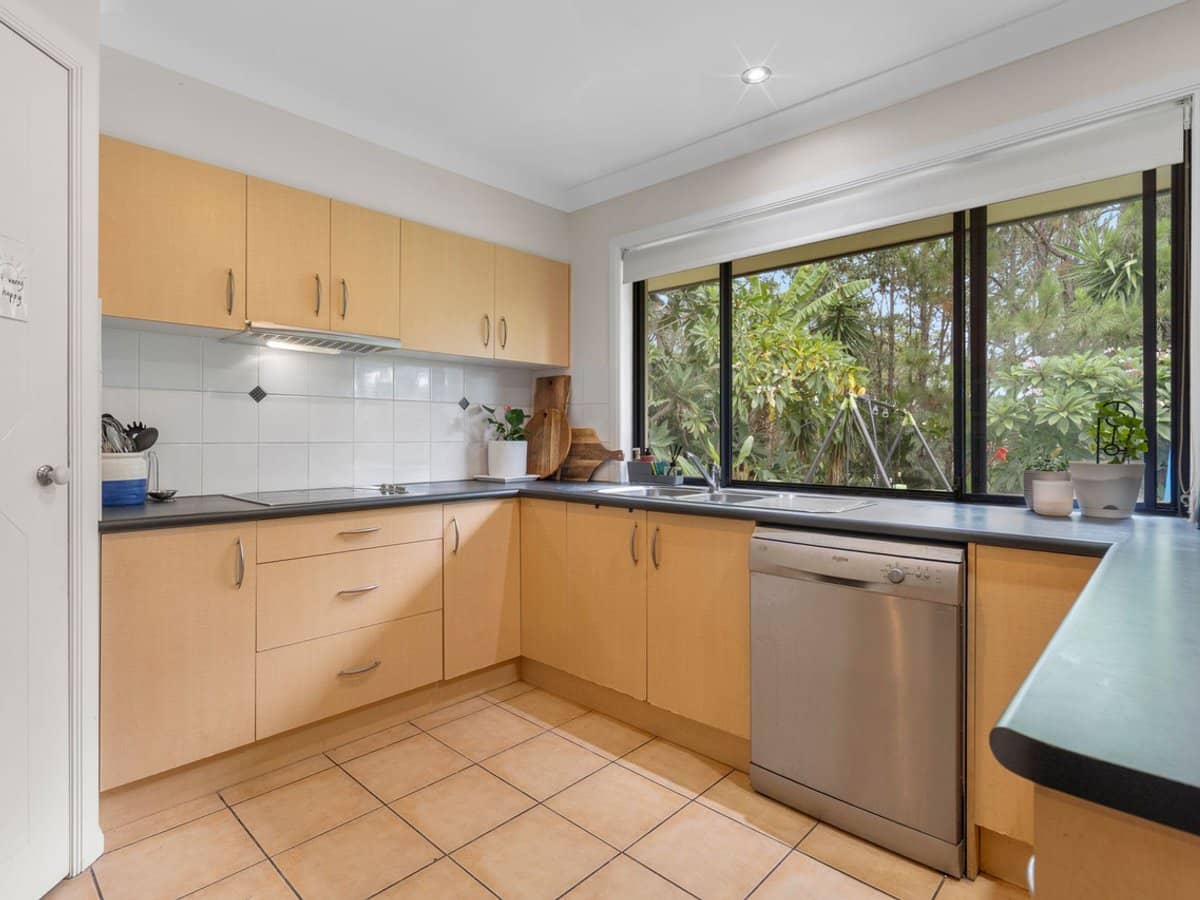 16 Huxley Court, PACIFIC PINES - Thumbnail 5