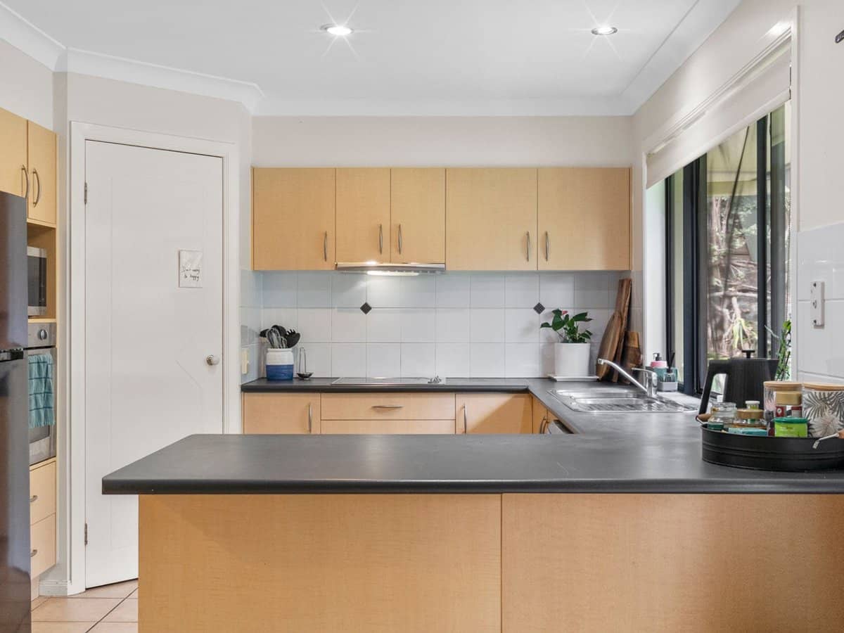 16 Huxley Court, PACIFIC PINES - Thumbnail 6