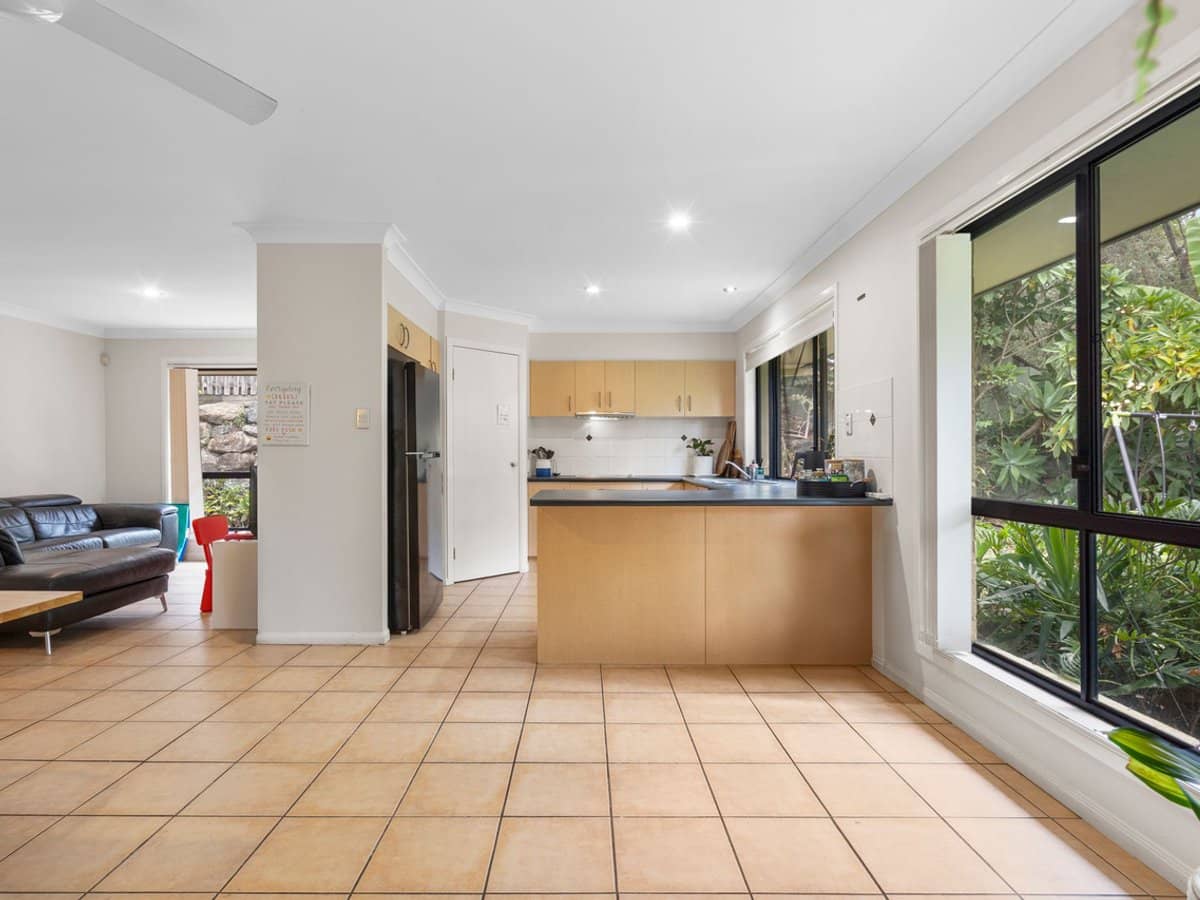 16 Huxley Court, PACIFIC PINES - Thumbnail 7