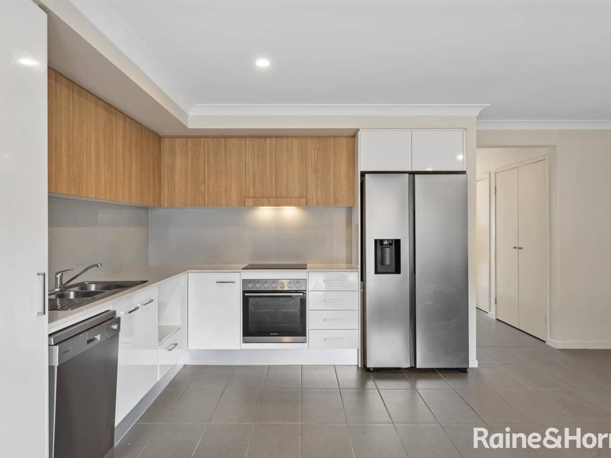 188 GAINSBOROUGH, PIMPAMA - Thumbnail 3