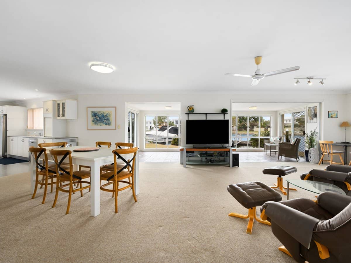 26 Vaggelas Crescent, Biggera Waters - Thumbnail 5