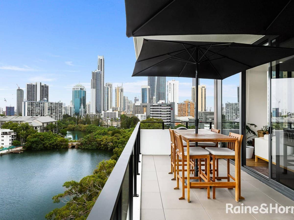 18 Remembrance Drive, SURFERS PARADISE - Thumbnail 2