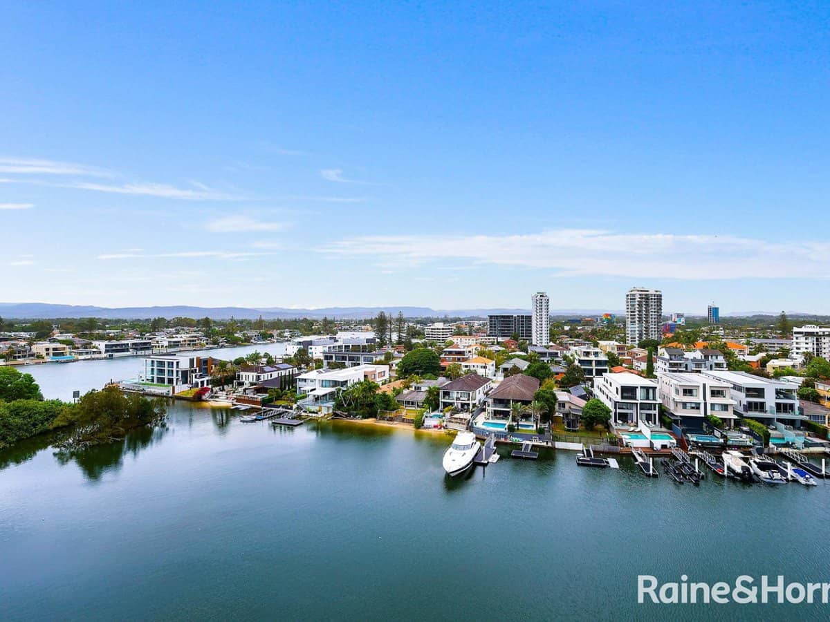 18 Remembrance Drive, SURFERS PARADISE - Thumbnail 3