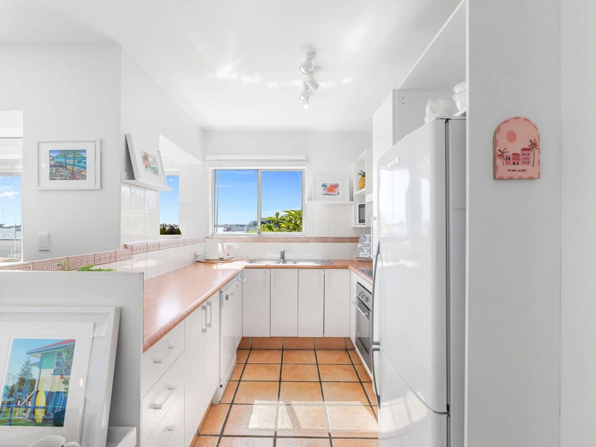 290 Marine Parade, Labrador - Thumbnail 4