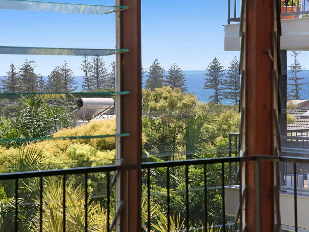 23 Hill Avenue, BURLEIGH HEADS - Thumbnail 2