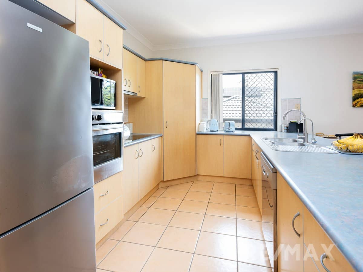 8 Duxton Drive, VARSITY LAKES - Thumbnail 5