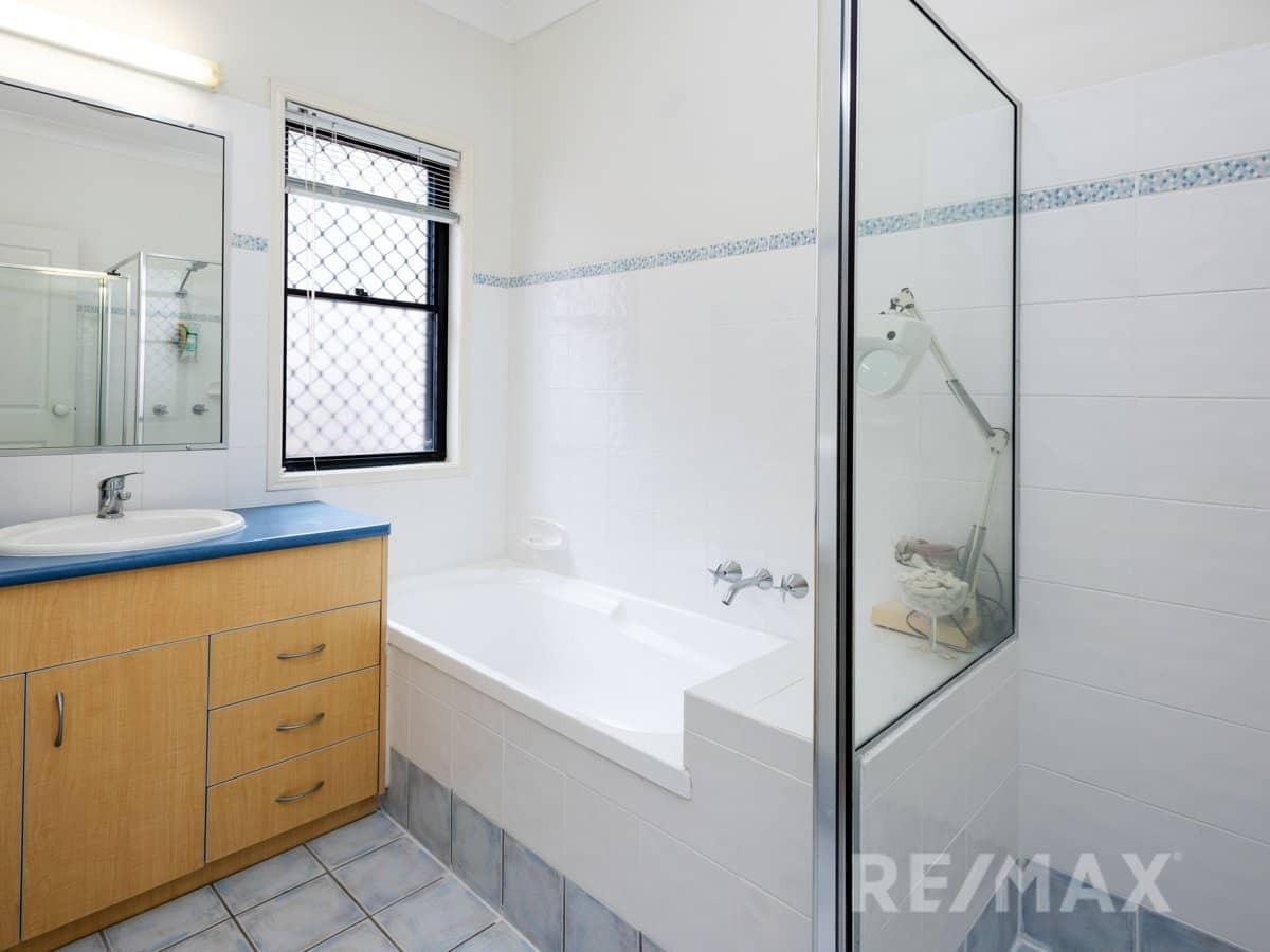 8 Duxton Drive, VARSITY LAKES - Thumbnail 15