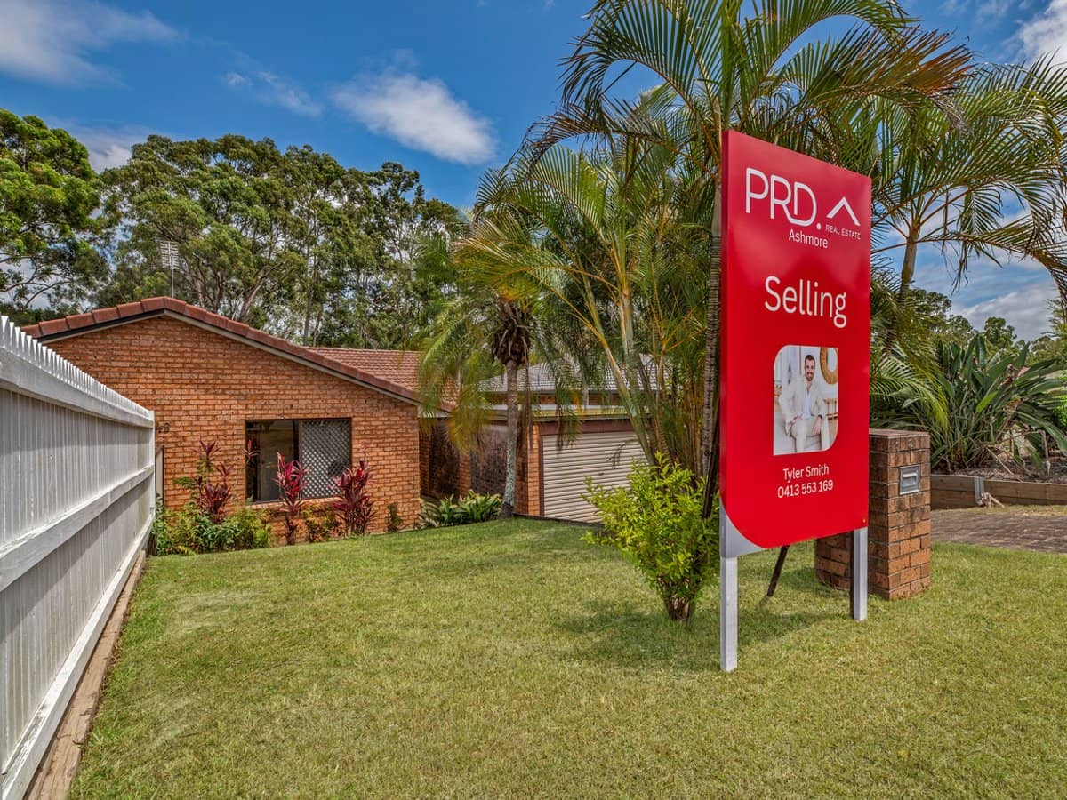 49 Corunna Crescent, ASHMORE - Thumbnail 2