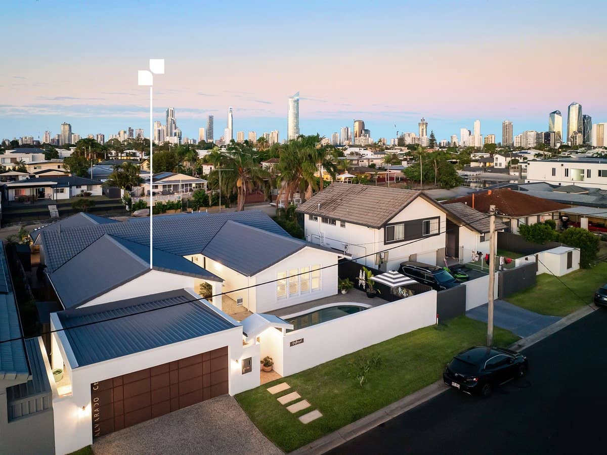 5 Alvarado Court, BROADBEACH WATERS - Thumbnail 1