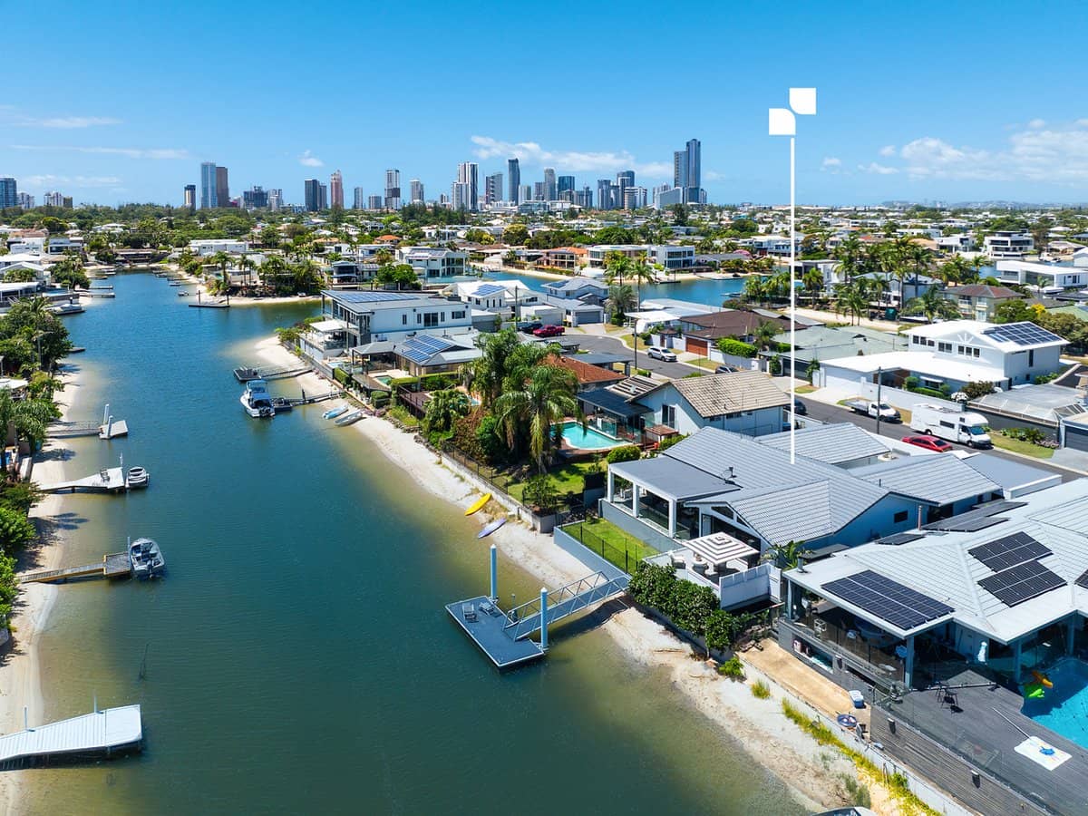 5 Alvarado Court, BROADBEACH WATERS - Thumbnail 2