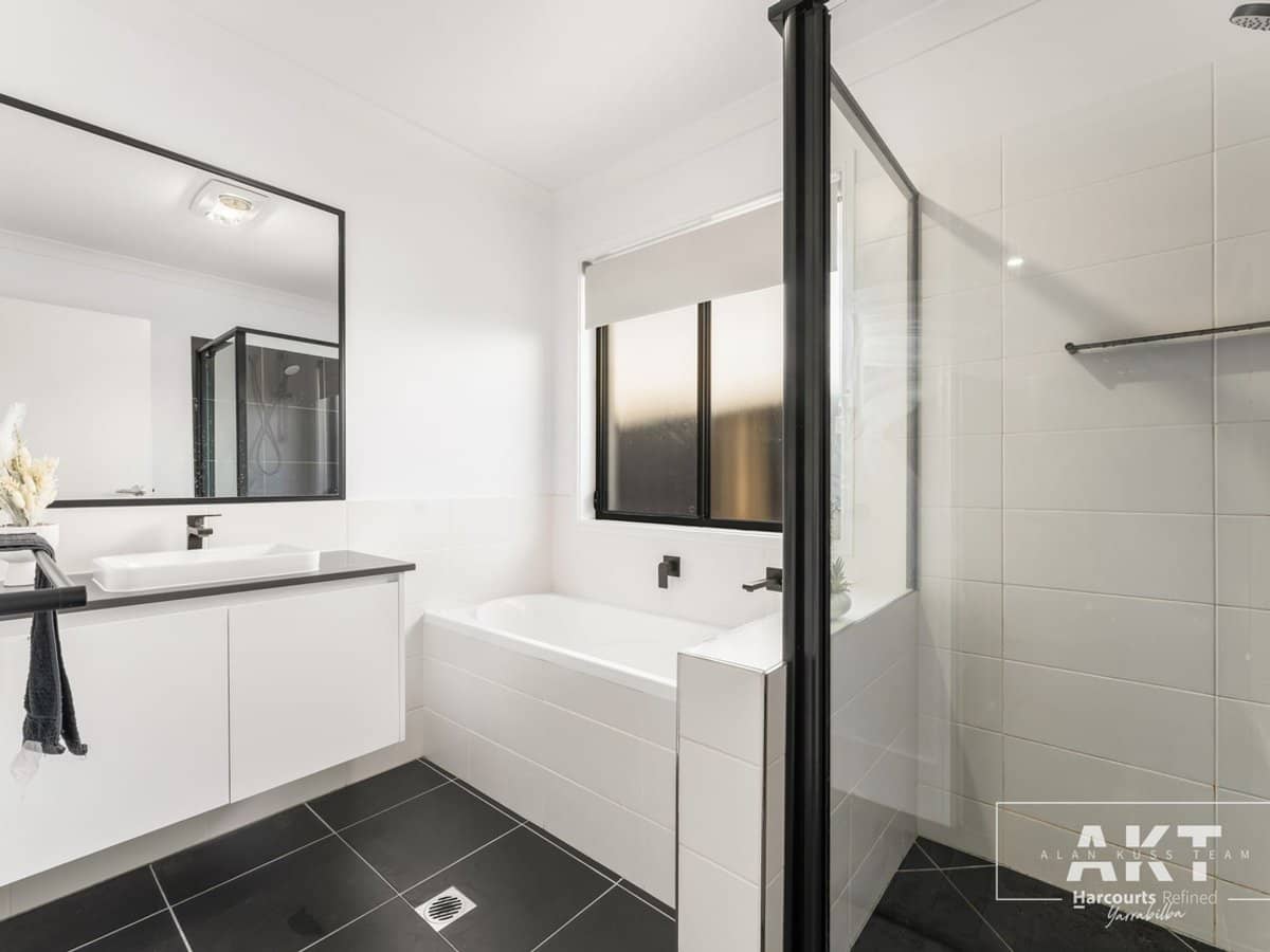 17 Flinders Drive, YARRABILBA - Thumbnail 11