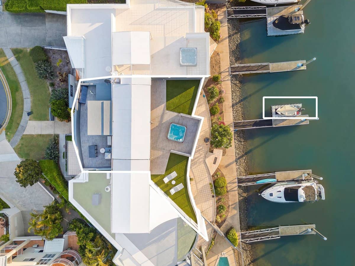 18 Canal Avenue, RUNAWAY BAY - Thumbnail 1