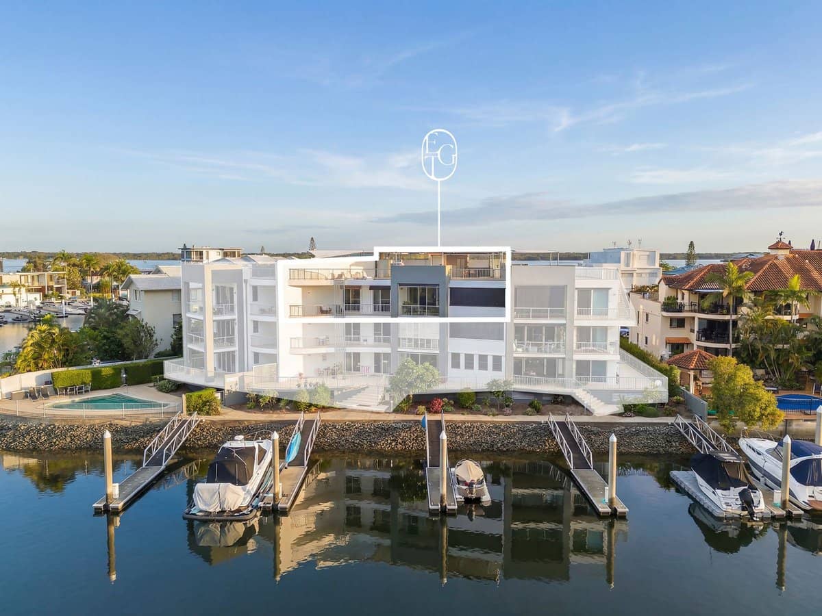 18 Canal Avenue, RUNAWAY BAY - Thumbnail 2