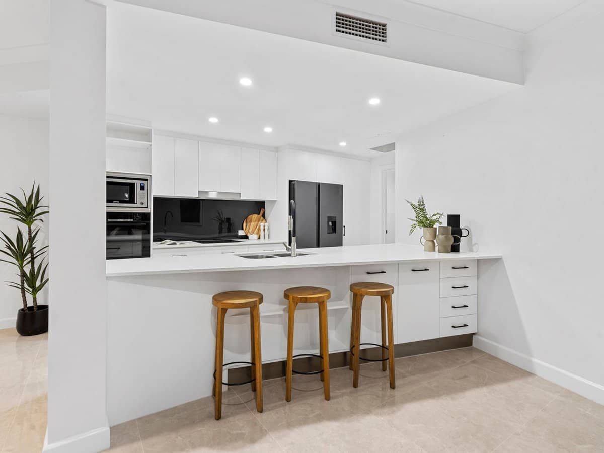 18 Canal Avenue, RUNAWAY BAY - Thumbnail 4