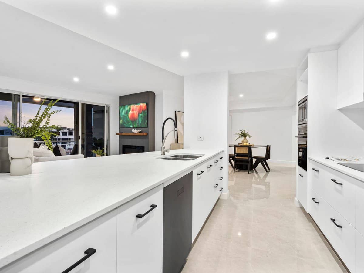 18 Canal Avenue, RUNAWAY BAY - Thumbnail 5