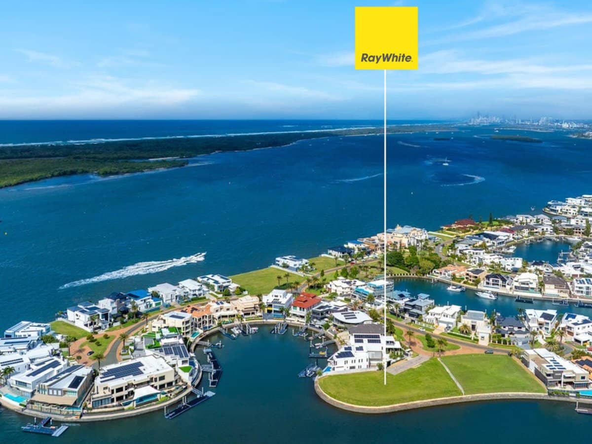 11 Regents Court, Paradise Point - Thumbnail 2