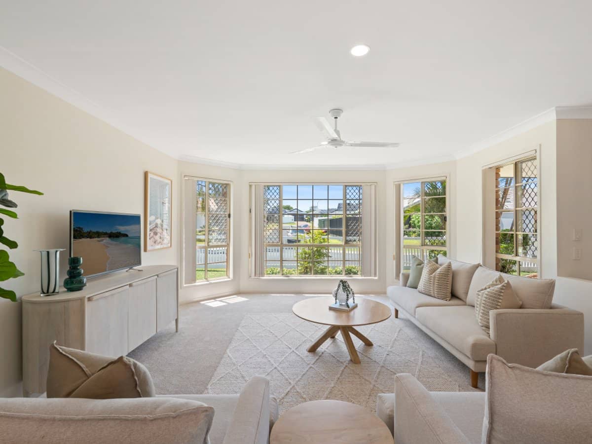 12 VANCOUVER Drive, ROBINA - Thumbnail 2