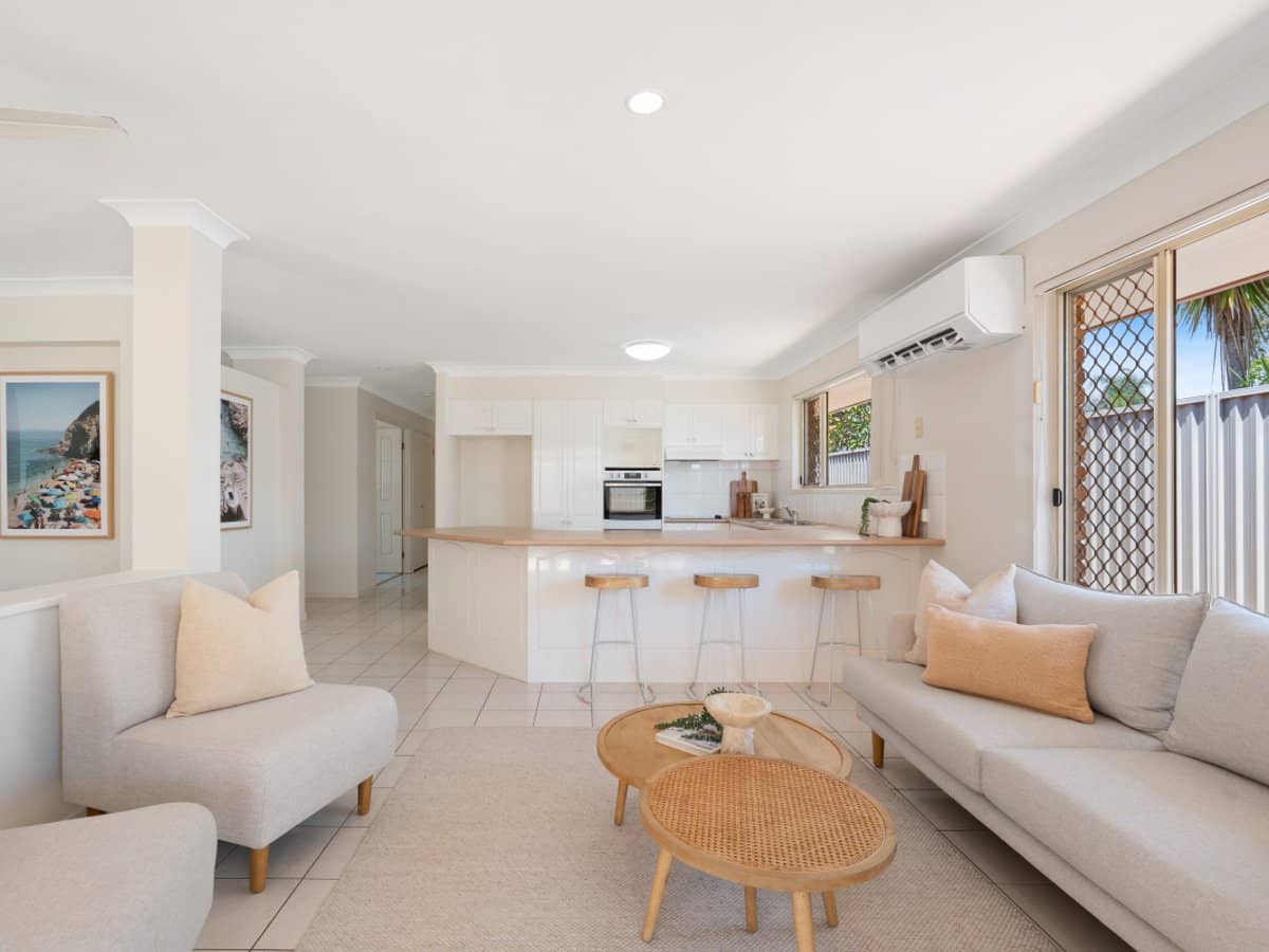 12 VANCOUVER Drive, ROBINA - Thumbnail 3