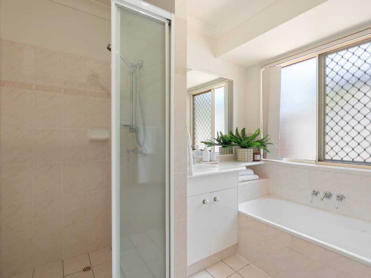 12 VANCOUVER Drive, ROBINA - Thumbnail 16