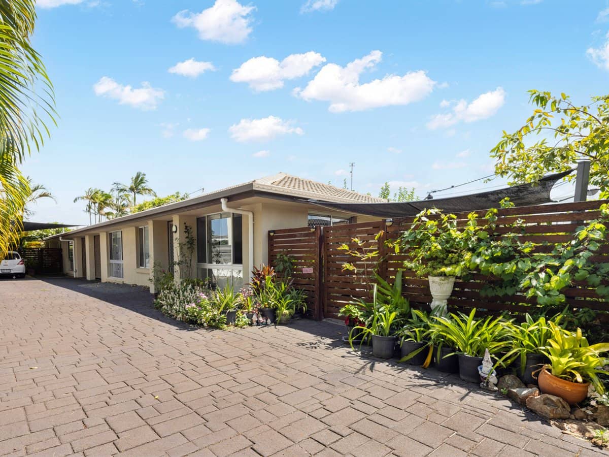 38 Howard Street, RUNAWAY BAY - Thumbnail 2