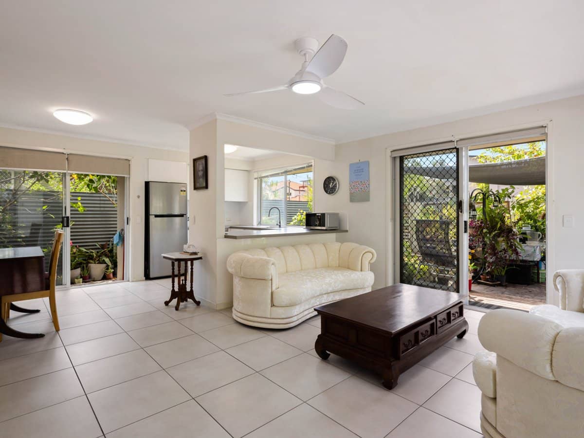 38 Howard Street, RUNAWAY BAY - Thumbnail 4