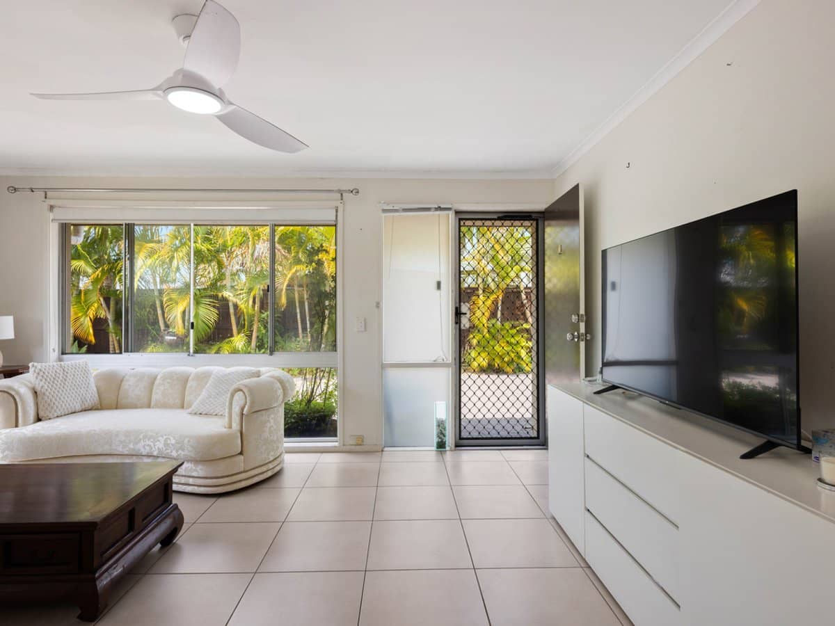 38 Howard Street, RUNAWAY BAY - Thumbnail 5