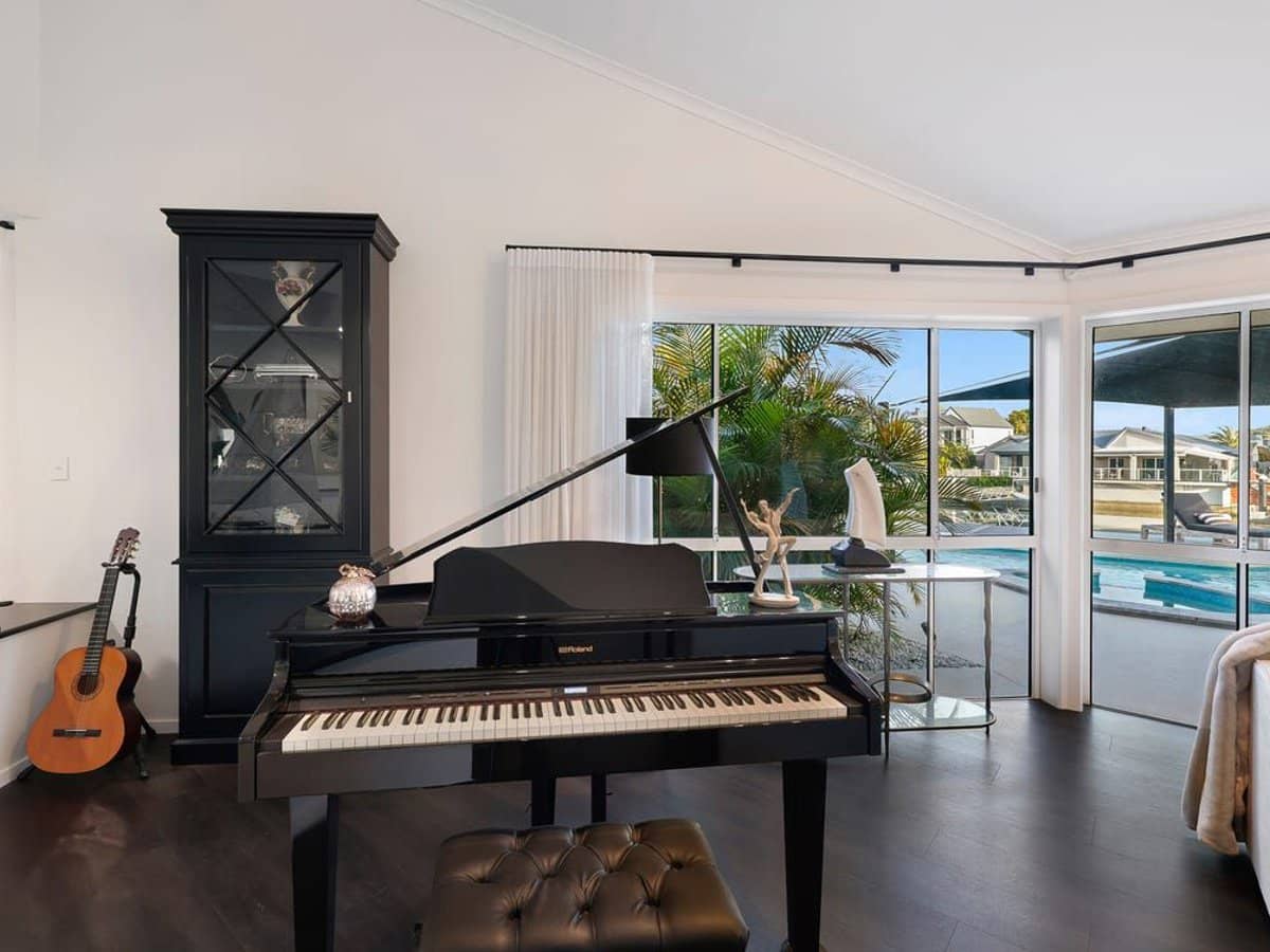 40-42 Midnight Court, Runaway Bay - Thumbnail 11