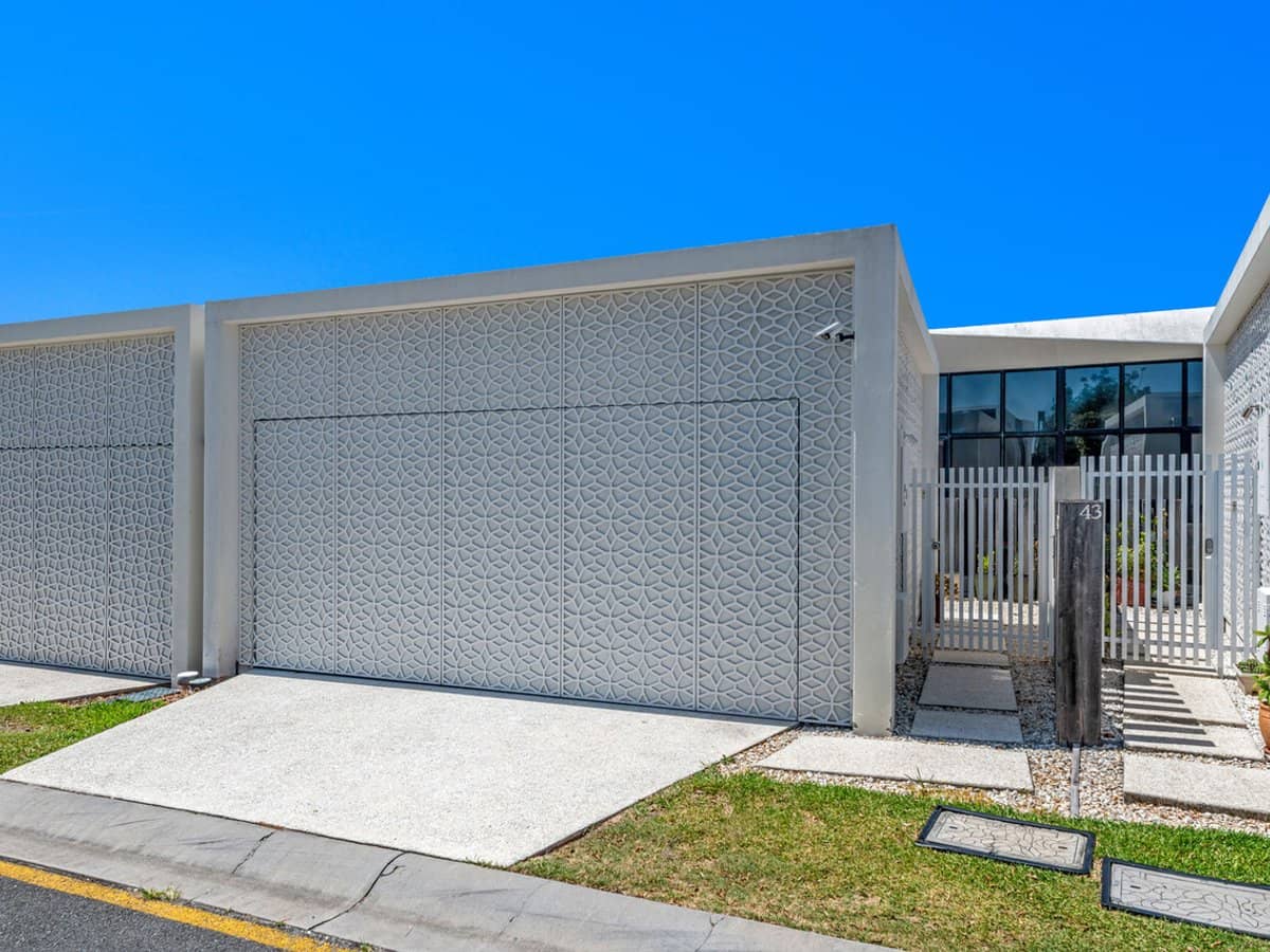 42 Theatre Drive, BENOWA - Thumbnail 1