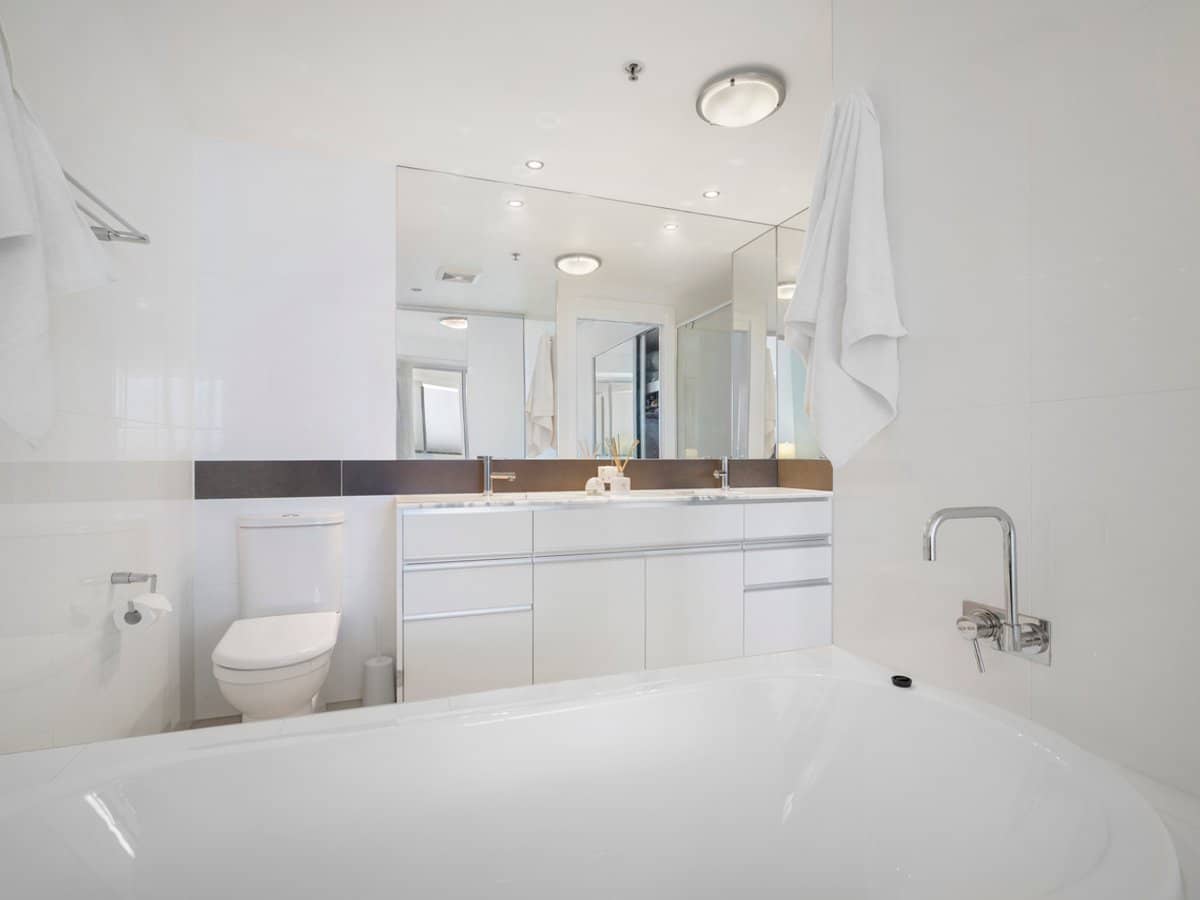 110 Marine Parade, COOLANGATTA - Thumbnail 8