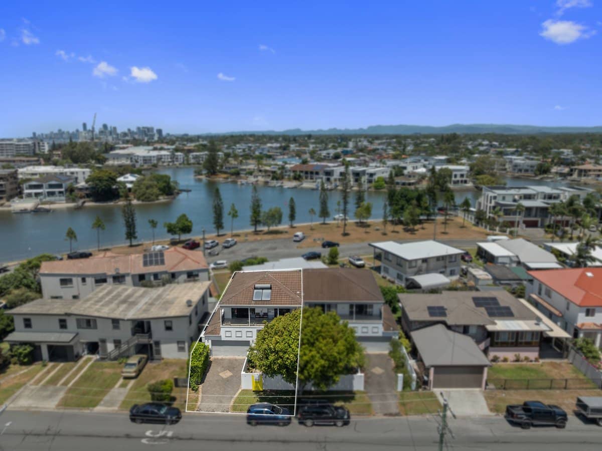 18 Ocean Street, RUNAWAY BAY - Thumbnail 1