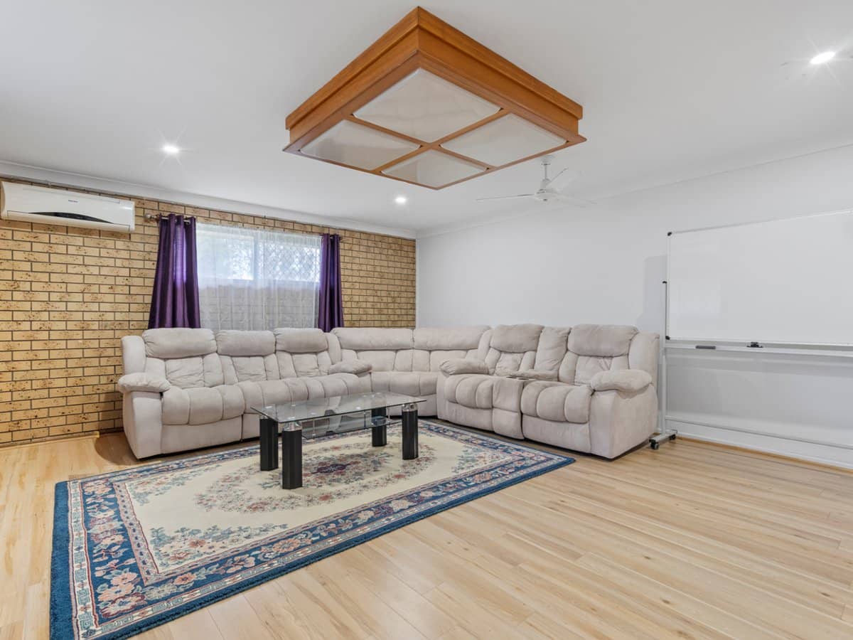 284-286 Logan Street, EAGLEBY - Thumbnail 3