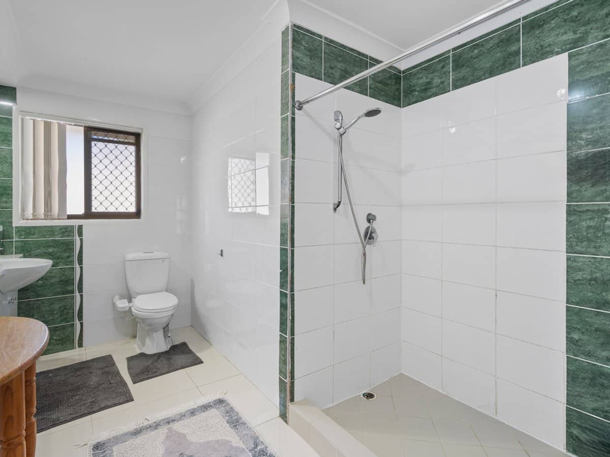 284-286 Logan Street, EAGLEBY - Thumbnail 12