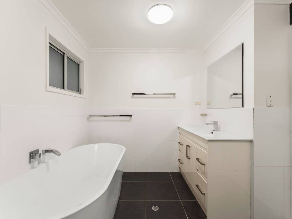 24 Adelaide Circuit, BEENLEIGH - Thumbnail 7