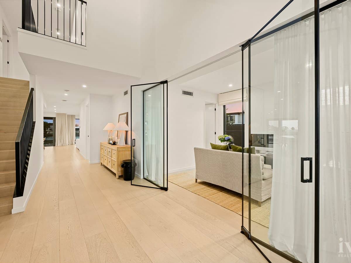 1048 Edgecliff Place, Sanctuary Cove - Thumbnail 4