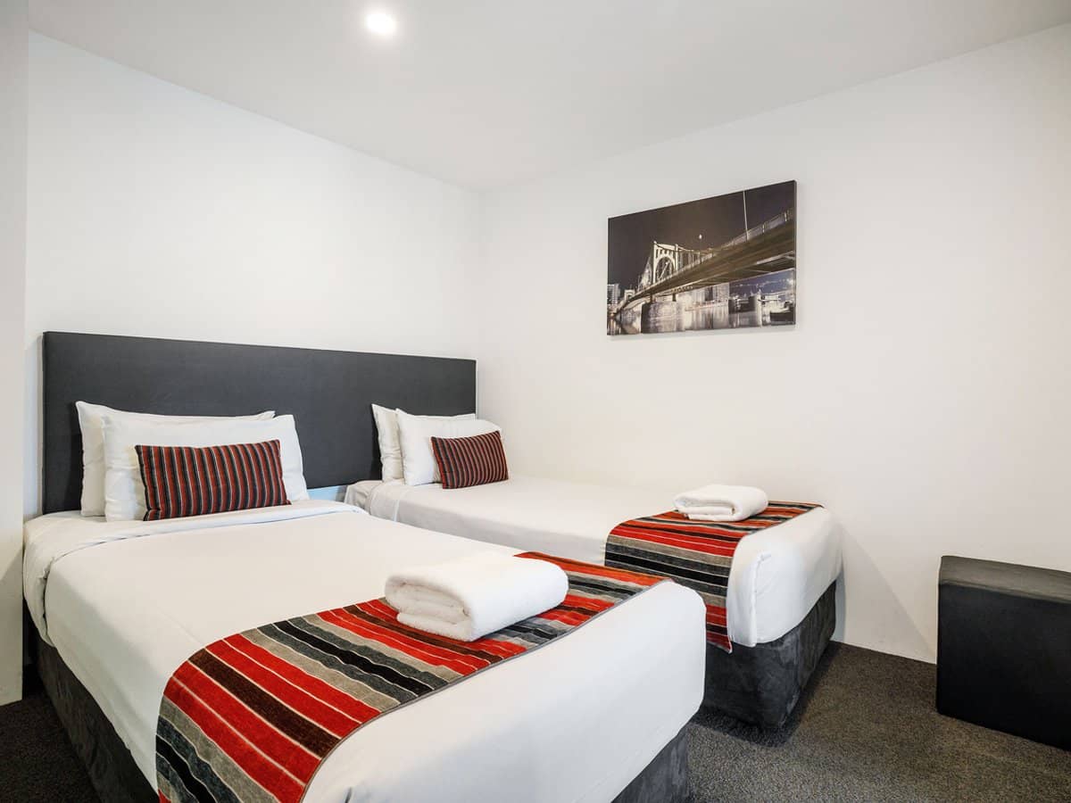 9 Hamilton Avenue, SURFERS PARADISE - Thumbnail 9