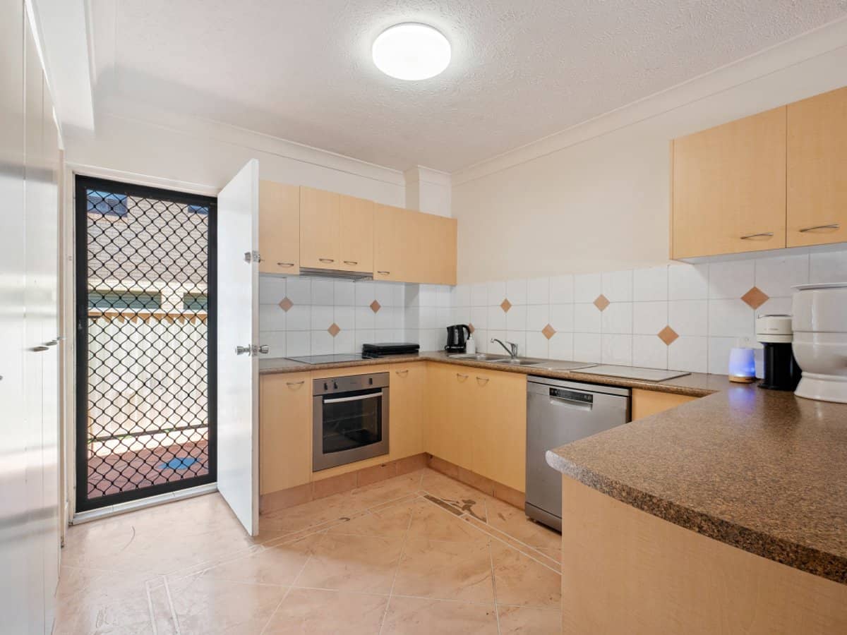 20 Duet Drive, MERMAID WATERS - Thumbnail 4