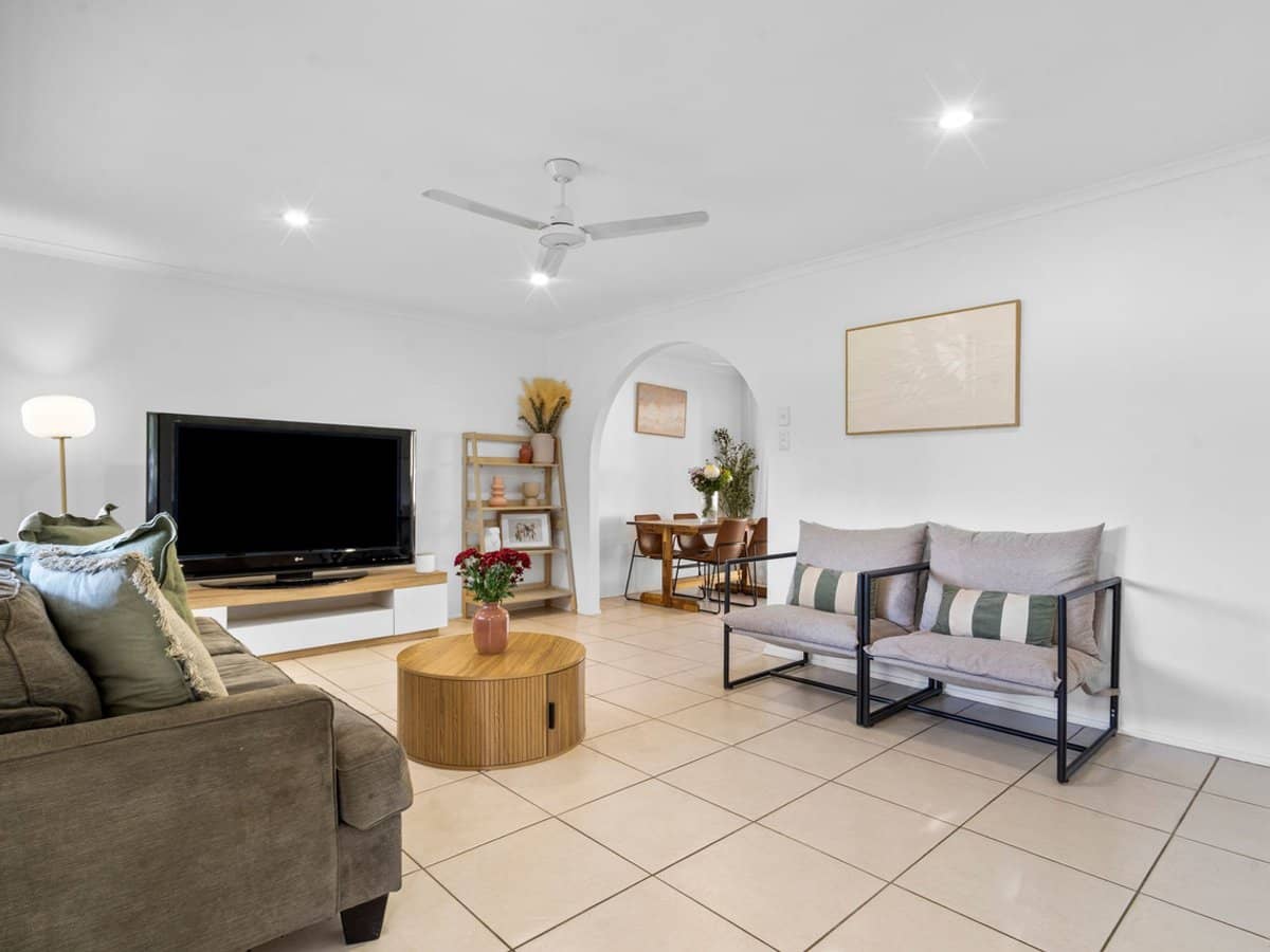 7 Dion Drive, EAGLEBY - Thumbnail 2