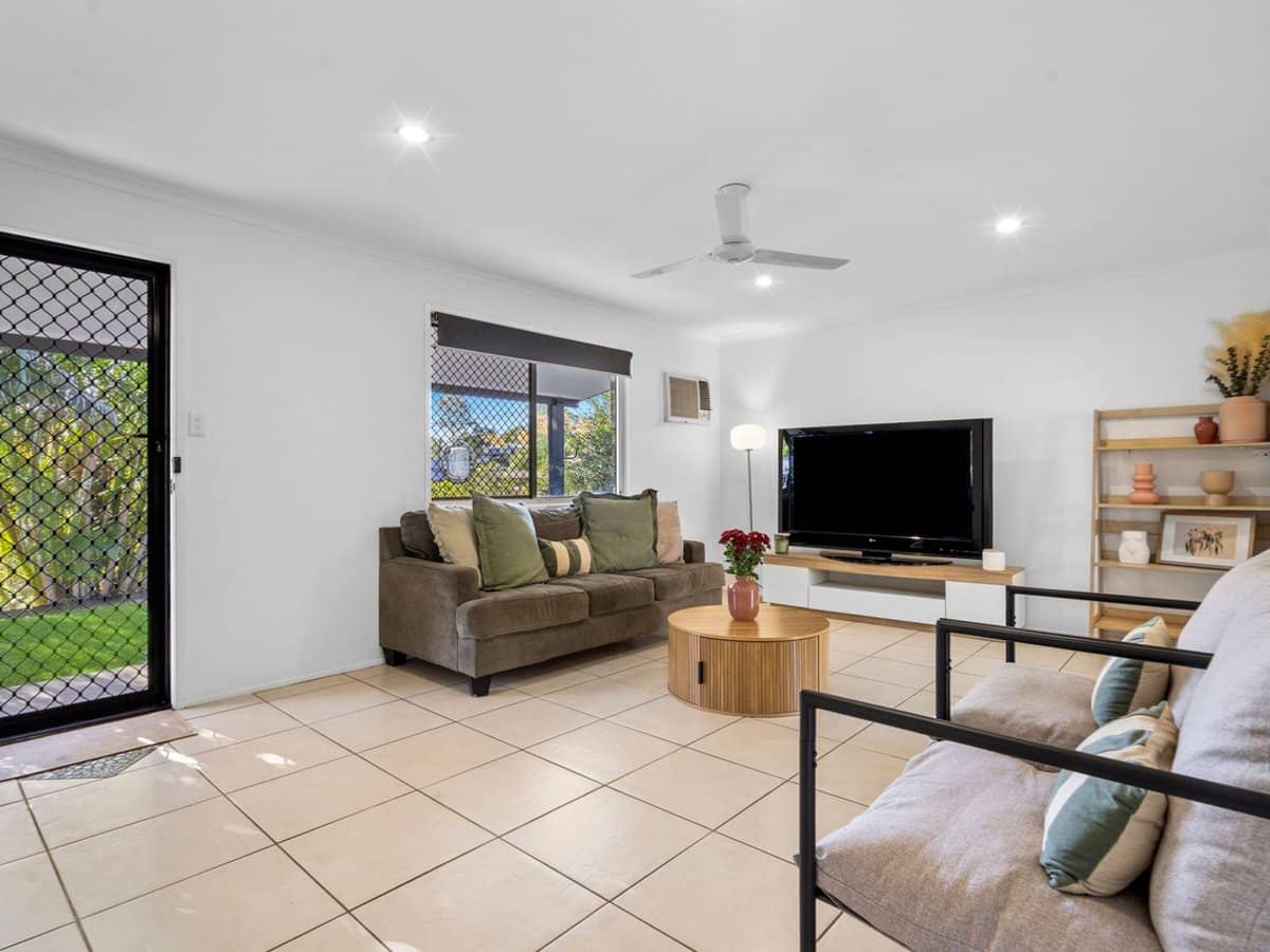 7 Dion Drive, EAGLEBY - Thumbnail 5