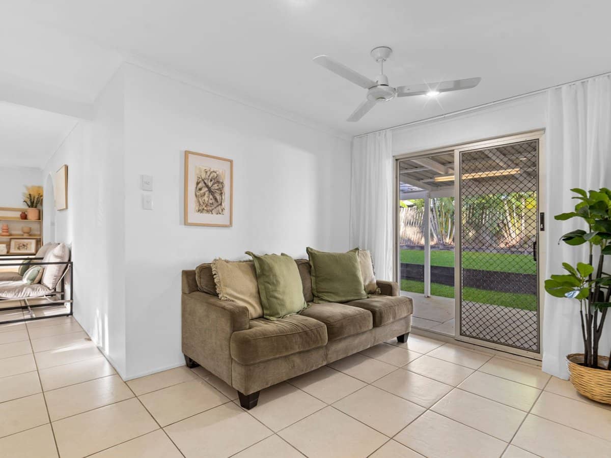 7 Dion Drive, EAGLEBY - Thumbnail 12