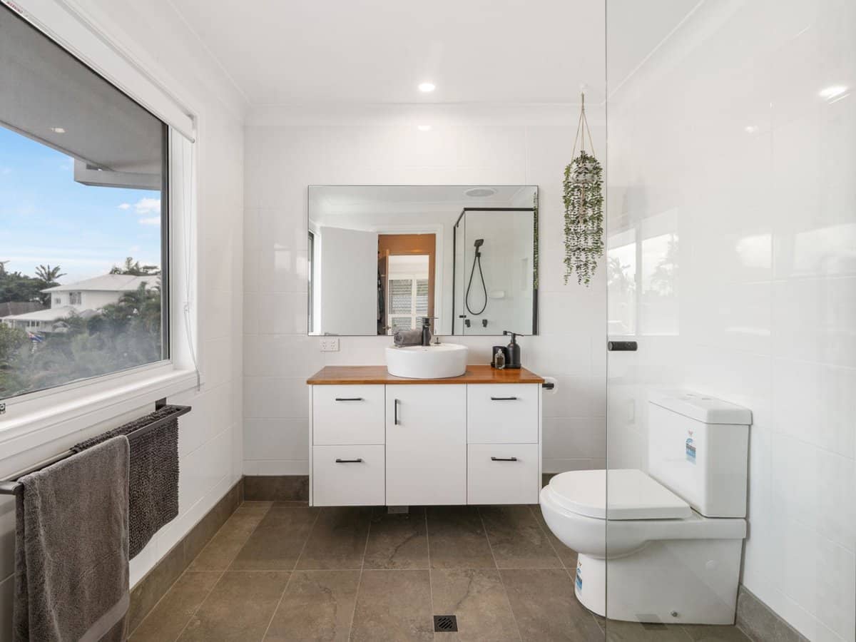 5 Village Low Road, Benowa Waters - Thumbnail 24